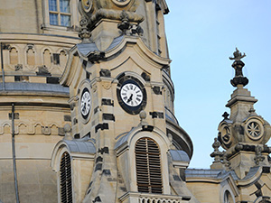 Eine Detailaufnahme der Frauenkirche von einer Uhr sowie die zu sehende Sandstein Handwerkskunst
